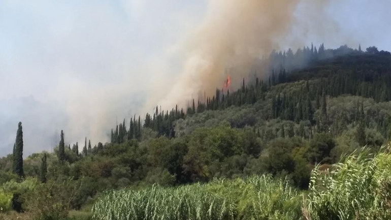Κέρκυρα: Εκκενώθηκε το χωριό Ραχτάδες εξαιτίας μεγάλης φωτιάς