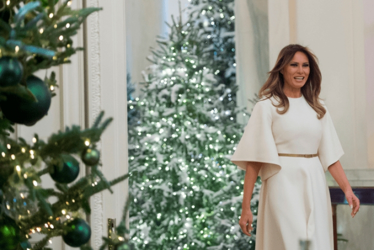 Η Μελάνια Τραμπ στολίζει το χριστουγεννιάτικο δέντρο