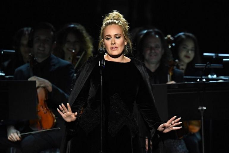 H Adele τραγουδάει George Michael στα Grammys (video)