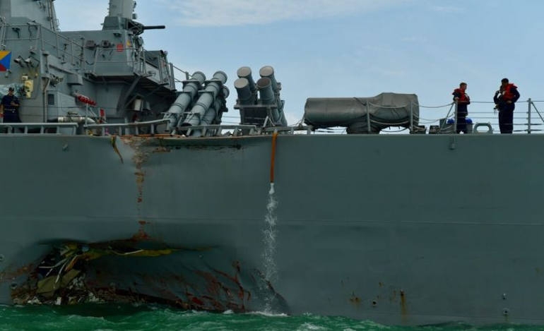 Αμερικάνικο αντιτορπιλικό συγκρούστηκε με δεξαμενόπλοιο στη Σιγκαπούρη (video)