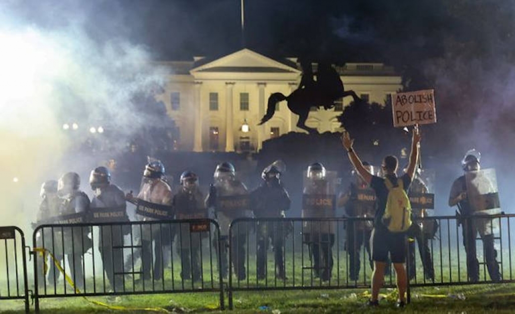 Διαδηλώσεις στην Ουάσιγκτον, ταραχές στη Ν.Υόρκη, δυσκολίες Τραμπ με τον στρατό
