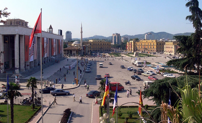 Σχολεία, εστιατόρια και άλλοι χώροι έκλεισαν στην Αλβανία