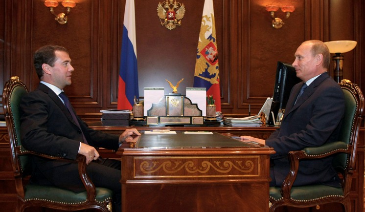 Απόλυτη κυριαρχία Πούτιν-Μεντβέντεφ στη Ρωσία