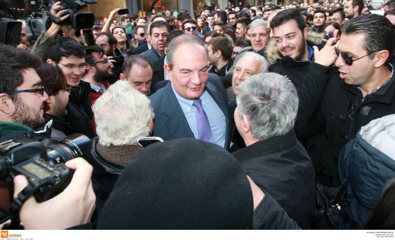 16 Ιανουαρίου 2015:Ο Κ.Καραμανλής γίνεται δεκτός με αυθόρμητη συγκέντρωση   στα γραφεία της ΝΔ στη Θεσσαλονίκη, στην προεκλογική εκστρατεία, στην οποία επίσης συμμετείχε