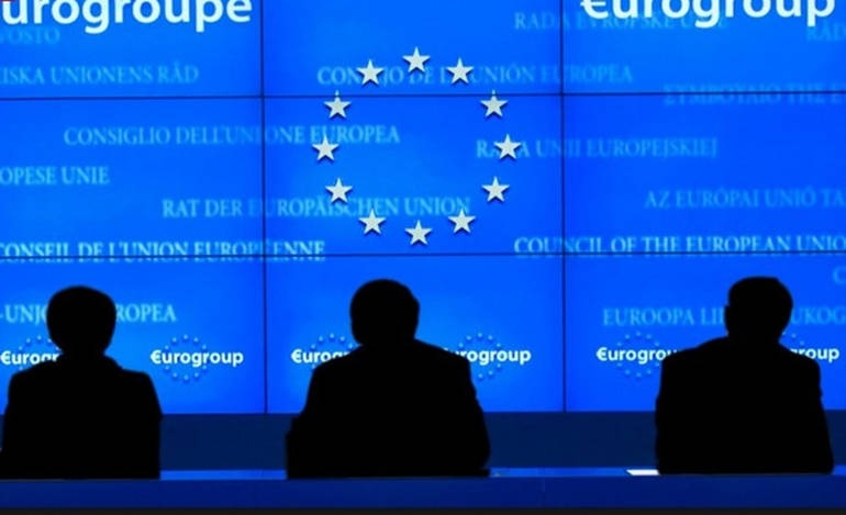 Φορτισμένες διαπραγματεύσεις για το χρέος πριν το Eurogroup βλέπει το Bloomberg