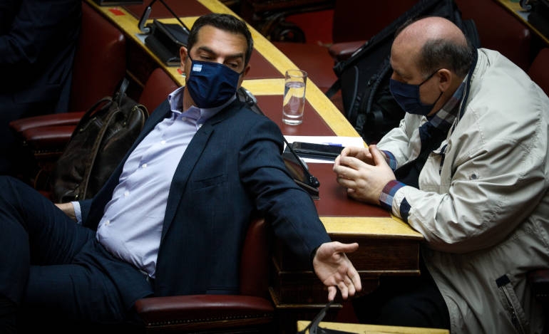 Ο Τσίπρας δέχεται το ρίσκο να στρίψει μόνος του τον ΣΥΡΙΖΑ προς το κέντρο