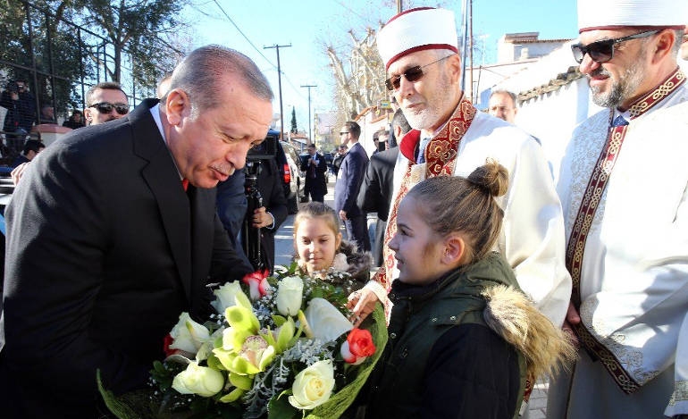 Ο πρόεδρος Ερντογάν με τους δύο μη αναγνωρισμένους απο το ελληνικό κράτος μουφτήδες Ξάνθης και Κομοτηνής
