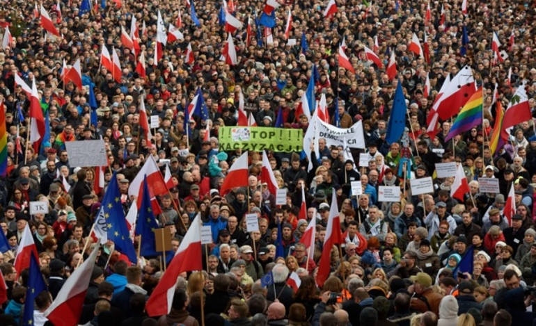 Η αναταραχή στην Πολωνία ανησυχεί την Ευρωπαϊκή Ένωση