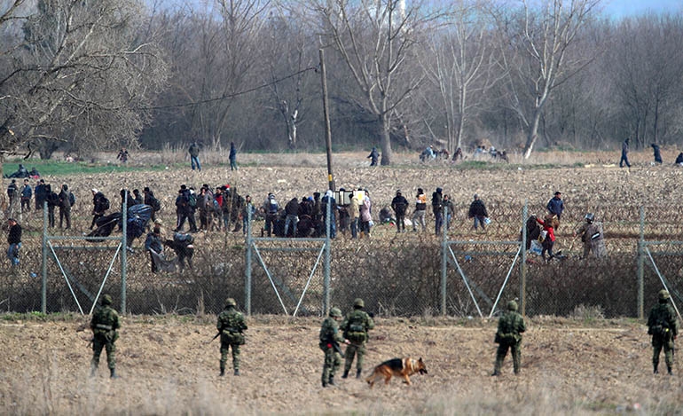 Η Τουρκία απομακρύνει τους μετανάστες από τον Έβρο