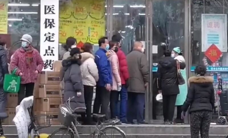 Κάτοικοι του Ουχάν περιμένουν σε ουρά έξω από φαρμακείο