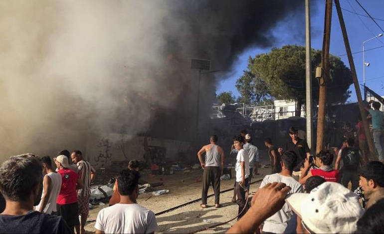 Ολική καταστροφή στη Μόρια από τη φωτιά- Στο δρόμο 12.000 πρόσφυγες και μετανάστες