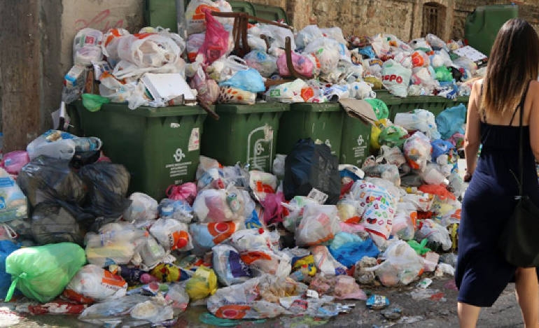 Η κυβέρνηση διαψεύδει απολύσεις και προαναγγέλλει μέτρα για τα σκουπίδια