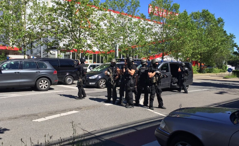 Ένοπλος άνοιξε πυρ σε εμπορικό κέντρο στην Γερμανία