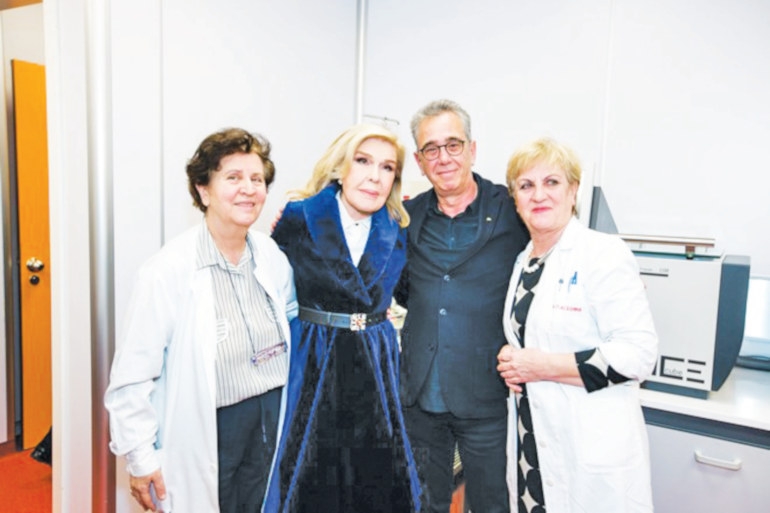 Ο επιστημονικός υπεύθυνος του Κέντρου Κυτταρικής και Γονιδιακής Θεραπείας, Ευγένιος Γουσέτης, με τη Μαριάννα Β. Βαρδινογιάννη και με γιατρούς της Ογκολογικής Μονάδας Παίδων.
