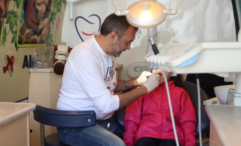 Δωρεάν οδοντιατρικό τσεκάπ στην Κύθνο από την Ομάδα Αιγαίου και την ΑΙΜ