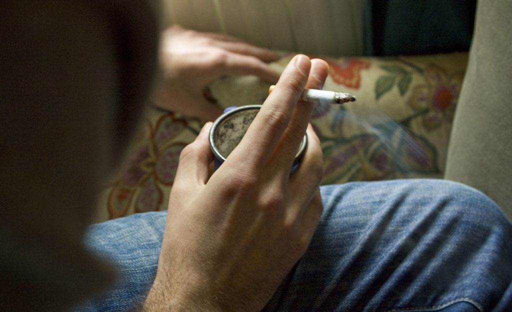 Οι καπνιστές δυνητικά πιο ευπαθείς, λέει η Επιτροπή για τον κορονοϊό