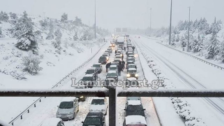 Ουρές χιλιομέτρων στην εθνική οδό Αθηνών - Λαμίας λόγω του χιονιού