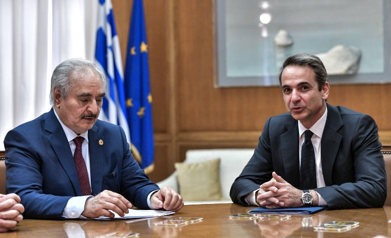 Η πρωτοβουλία της κυβέρνησης Μητσοτάκη να οργανώσει συνάντηση με τον στρατηγό Χαφτάρ στην Αθήνα στέλνει το μήνυμα στο Βερολίνο και σε όλους τους ενδιαφερόμενους ότι η Ελλάδα διεκδικεί σημαντικό ρόλο στη διαχείριση της κρίσης