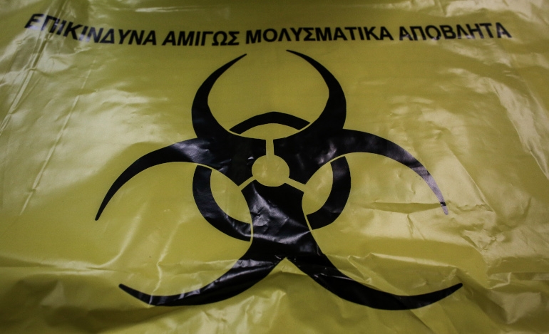 Σάκος βιολογικών αποβλήτων στο νοσοκομείο «Αττικόν», όπου πραγματοποιήθηκε άσκηση για τον κορωνοϊό
