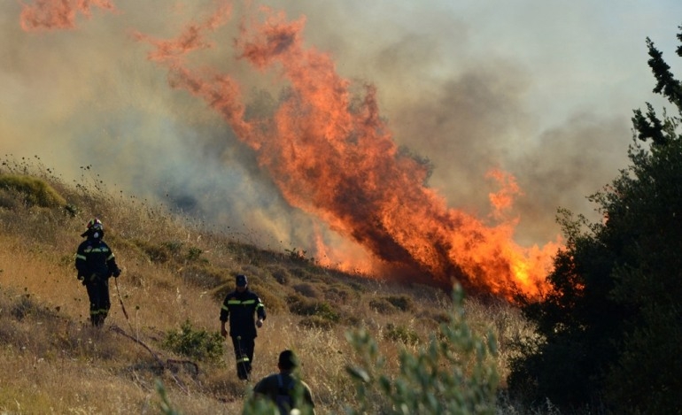 Στις φλόγες και πάλι η Ζάκυνθος - Εκκενώθηκε χωριό (Video)