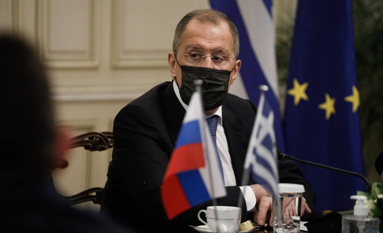 Ο Ρώσος υπουργός εξωτερικών απέναντι απο ελληνική αντιπροσωπεία