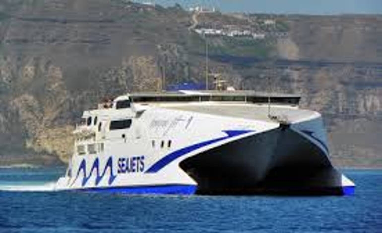 Δύο ελαφρά τραυματίες από την πρόσκρουση πλοίου στο λιμάνι της Σίφνου