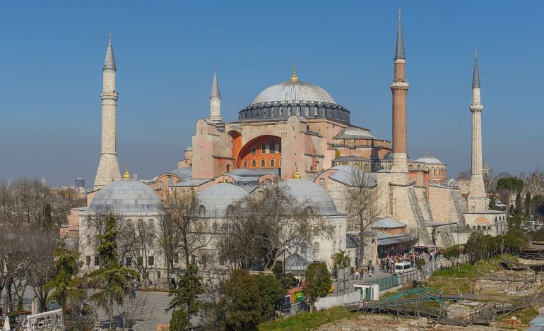 Νέα τουρκική πρόκληση: Ανάγνωση του Κορανίου μέσα στην Αγία Σοφία