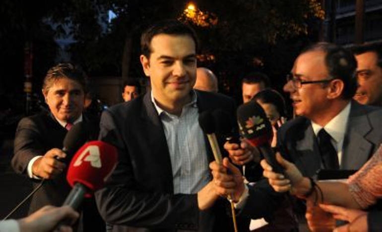 25 ΜΑϊου 2014: Ο νικητής των ευρωεκλογών φτάνει στα γραφεία του κόμματος του για να κάνει δηλώσεις