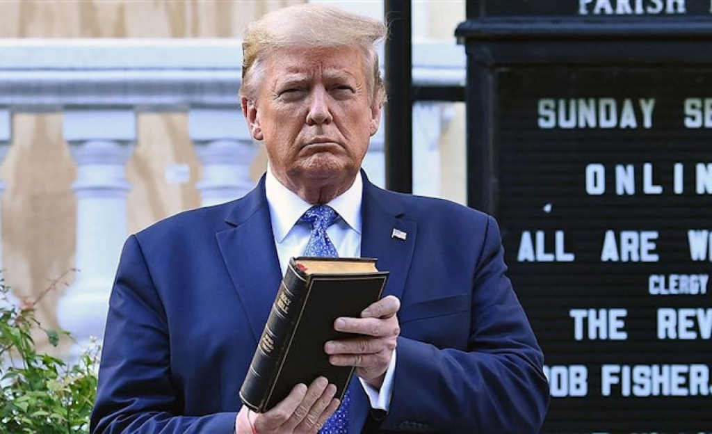 Θρησκευτικοί ηγέτες αντιδρούν στο σκετς του Τραμπ με τη Βίβλο