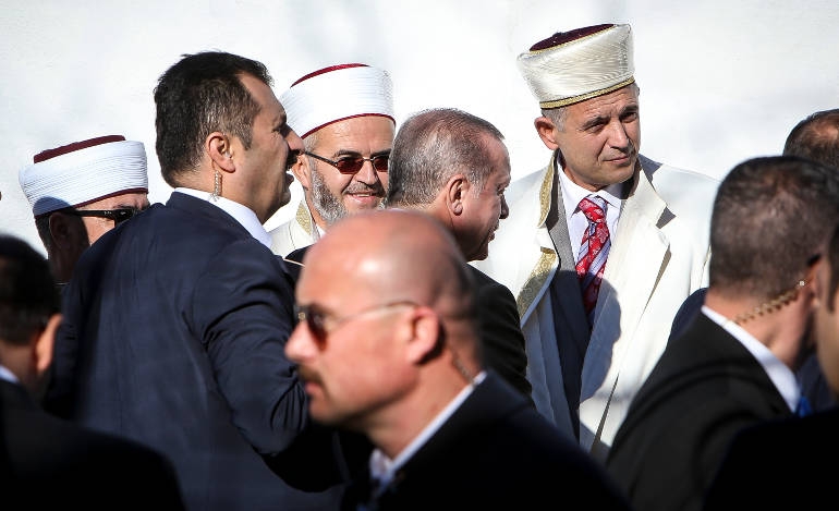 Ο Πρόεδρος Ερντογάν εν μέσω των δύο μη αναγνωρισμένων από το ελληνικό κράτος μουφτήδων της Ξάνθης και της Κομοτηνής