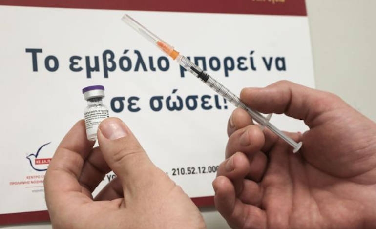 Τσιπρας και Κικίλιας εμβολιάζονται σήμερα- από αύριο το υγειονομικό προσωπικό της επαρχίας