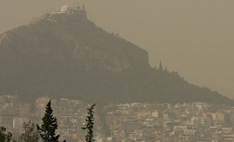 Η Αθήνα σκεπασμένη από το «πέπλο» της σκόνης από τη Σαχάρα