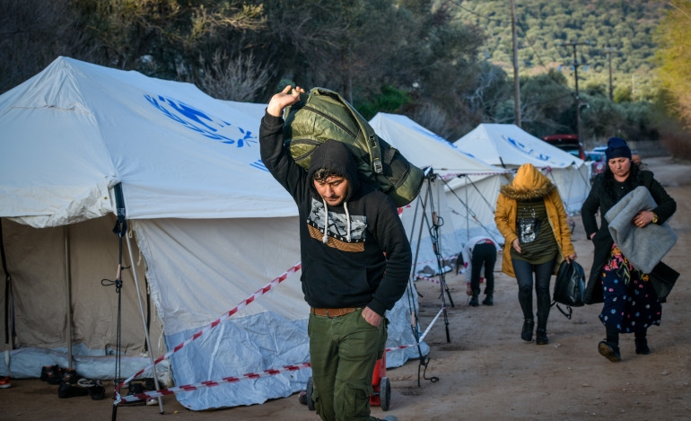 Οι πρόσφυγες που καταφθάνουν μεταφέρονται στο λιμάνι της Μυτιλήνης