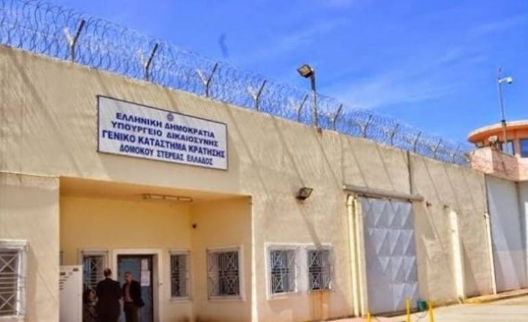 Οπλοστάσιο με μαχαίρια και επικοινωνίες με κινητά στις φυλακές Δομοκού