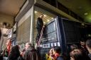 Πλειστηριασμοί: Ο Λαφαζάνης ανέβηκε με σκάλα πάνω στην κλούβα των ΜΑΤ