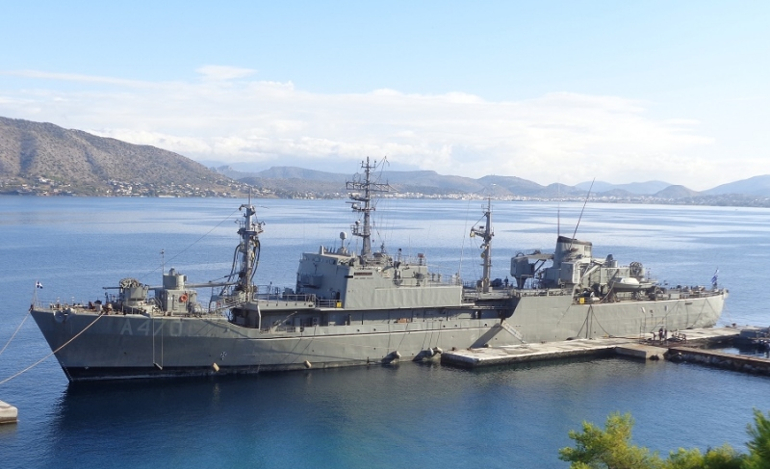 Πλοίο του Πολεμικού Ναυτικού στη Λέσβο για τους πρόσφυγες