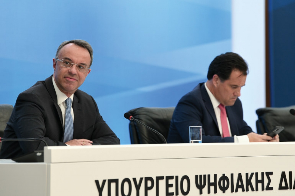 Σηκώνει ρολά η ελληνική οικονομία