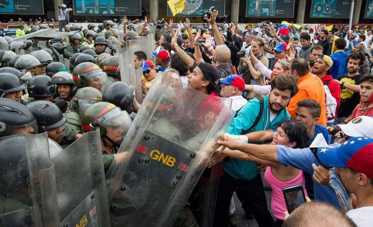 Η Βενεζουέλα μπροστά σε απομόνωση, ο Μαδούρο σκοτώνει για να μείνει στην εξουσία
