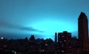 Τρόμος στη Νέα Υόρκη: Όταν ο νυχτερινός ουρανός «βάφτηκε» μπλε (Video)