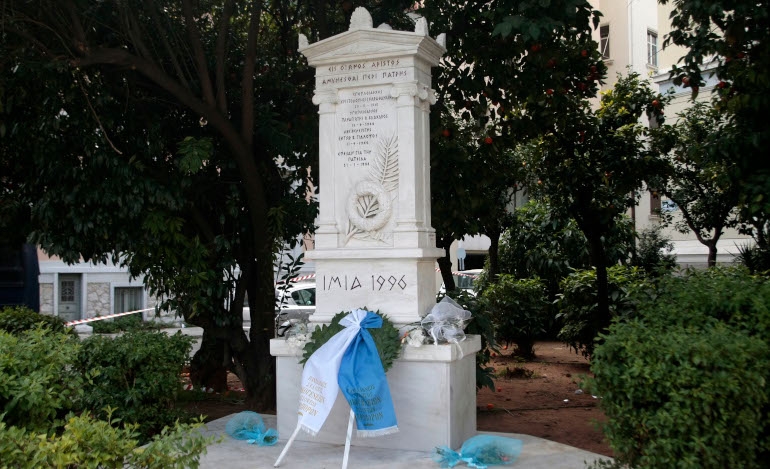 Το μνημείο των πεσόντων στα Ίμια βρίσκεται κοντά στο κτήριο του Κοινοβουλίου