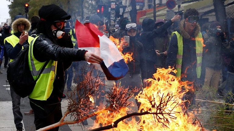 «Φλέγεται» το Παρίσι - Διαδηλώσεις σε όλη τη Γαλλία - τραυματίες και προσαγωγές