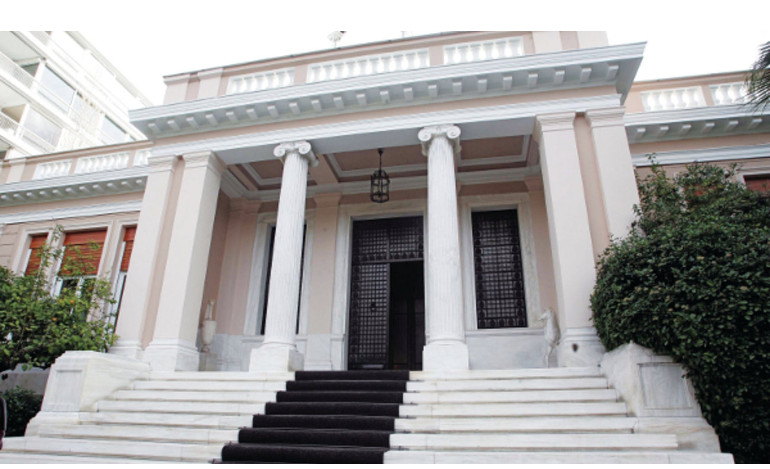 Ο Τσίπρας υπόσχεται στους δικαστικούς ότι δεν θα γίνουν μειώσεις στους μισθούς τους