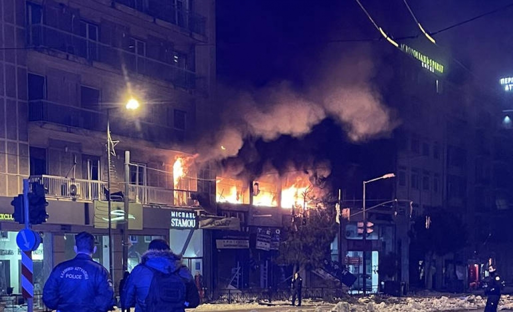 Ισχυρή έκρηξη με έναν τραυματία σε κτίριο τη Λεωφόρο Συγγρού που παραμένει κλειστή