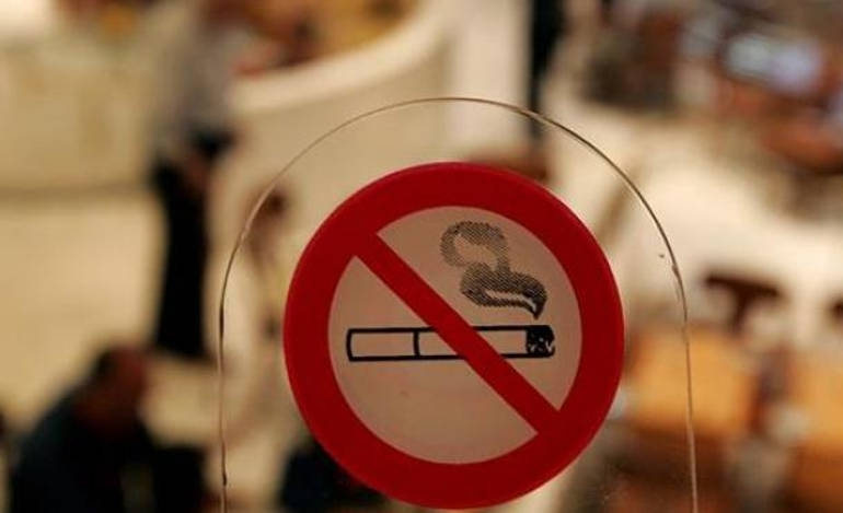 Η κυβέρνηση σβήνει τα τσιγάρα σε όλους τους δημόσιους κλειστούς χώρους