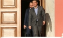 Ο πρωθυπουργός βγαίνει από το Διοικητήριο όπου στεγάζεται το γραφείο του στην Θεσσαλονίκη