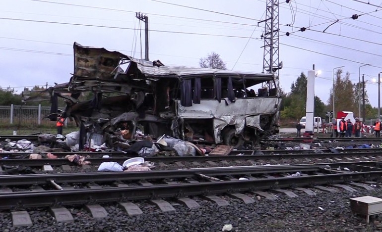 Τραγωδία στη Ρωσία: Τουλάχιστον 16 νεκροί από σύγκρουση τραίνου με λεωφορείο (Photos, Videos, σκληρό περιεχόμενο)