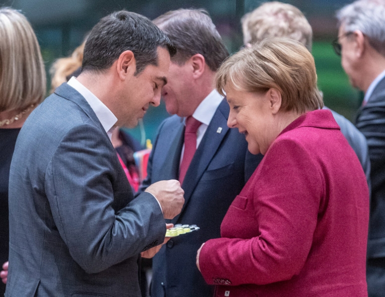 Handelsblatt: Ο Τσίπρας εντείνει την πίεση στην Μέρκελ για τις γερμανικές αποζημιώσεις