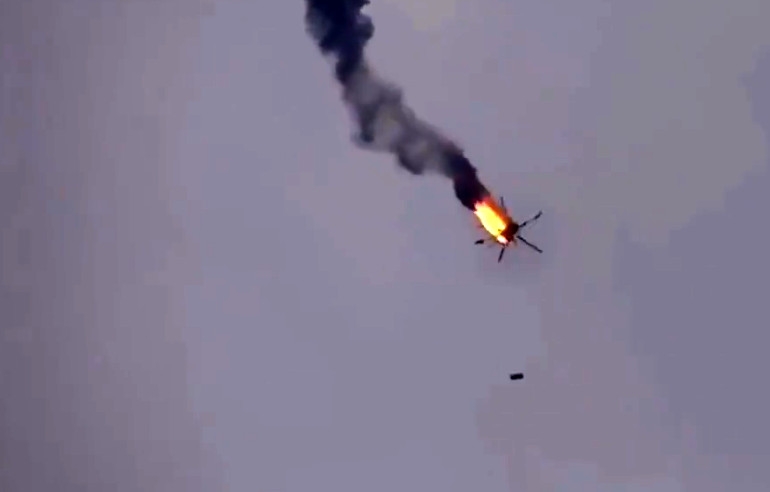 Το ελικόπτερο πέφτει φλεγόμενο σε βίντεο που μετέδωσε η τουρκική τηλεόραση