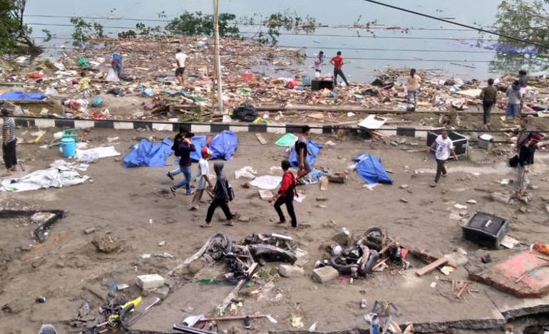 Φόβοι για χιλιάδες νεκρούς μετά από το τσουνάμι στην Ινδονησία