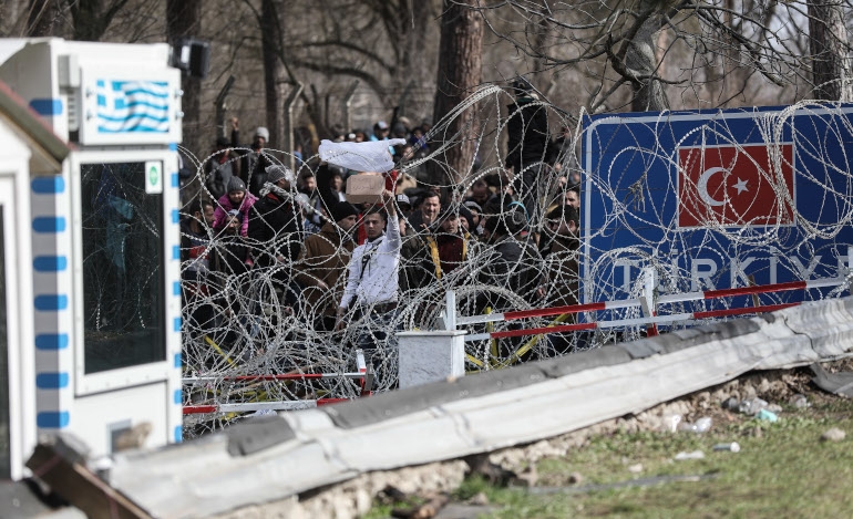 Μετανάστες που συνωστίζονται στα σύνορα παρουσιάζονται από την Τουρκία ως πρόσφυγες